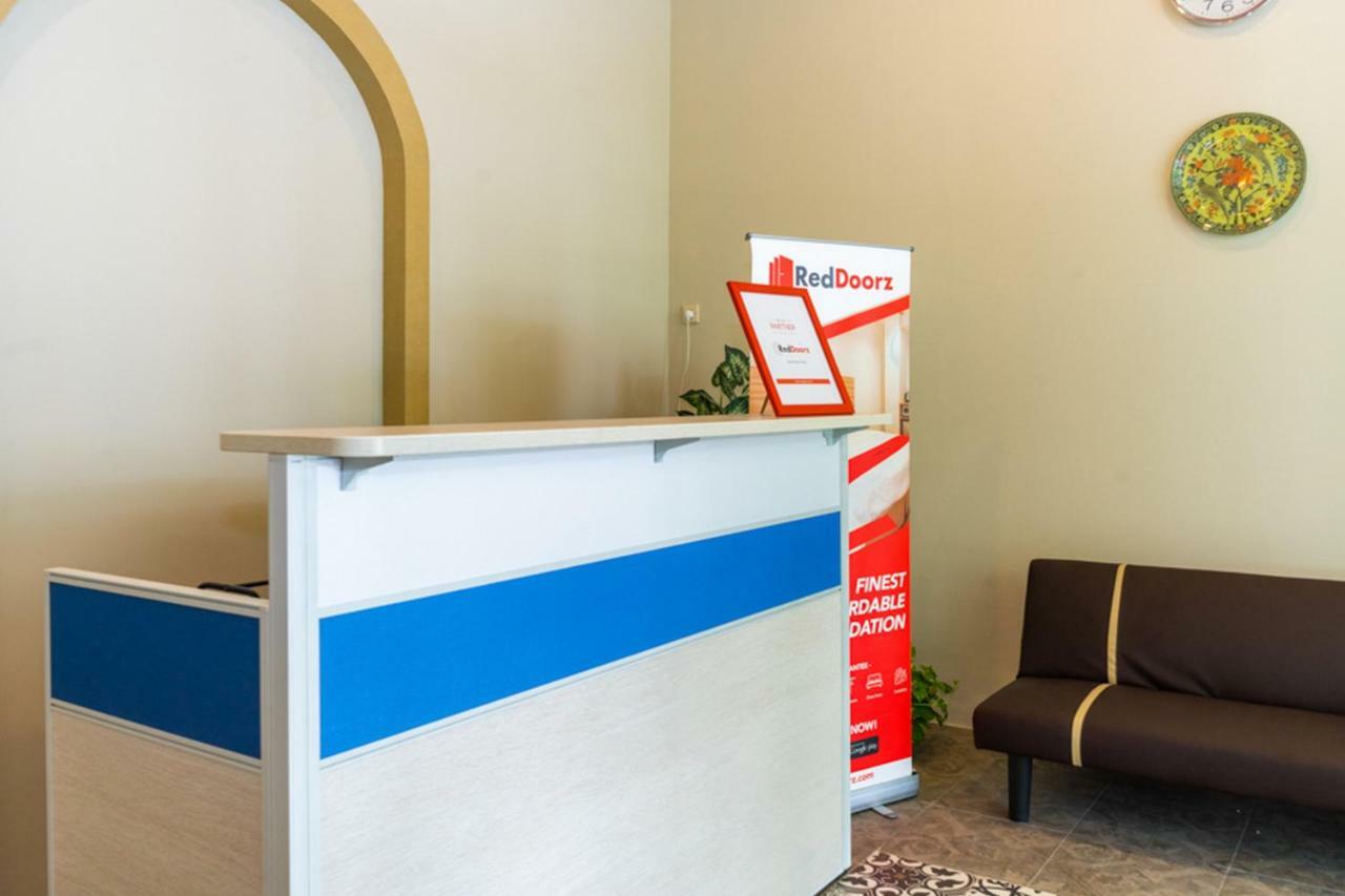 Reddoorz Hostel @ Di Panjaitan Simpang Lima Semarang Dış mekan fotoğraf