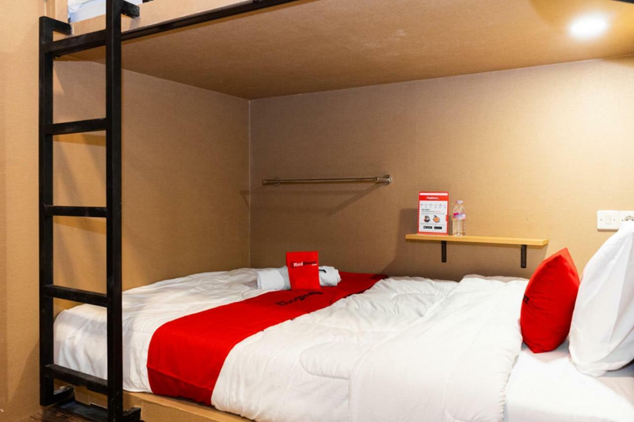Reddoorz Hostel @ Di Panjaitan Simpang Lima Semarang Dış mekan fotoğraf